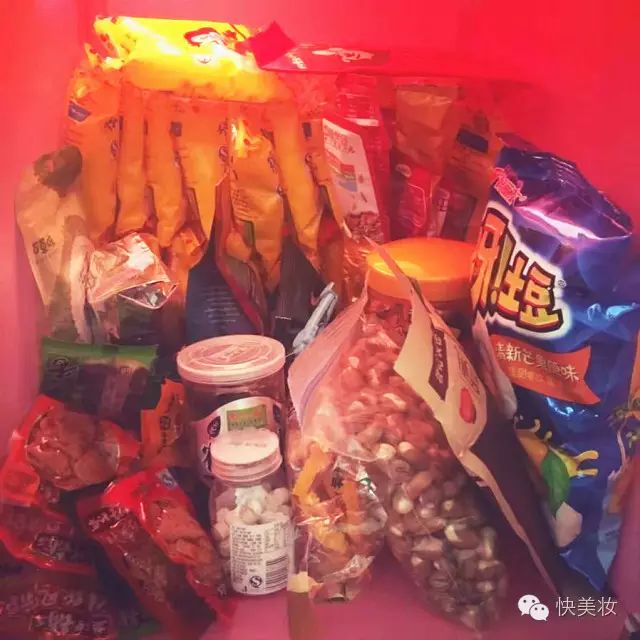 是即吃即买,还是囤着 反正老公家专门有一个柜子是用来装零食的 ∨∨