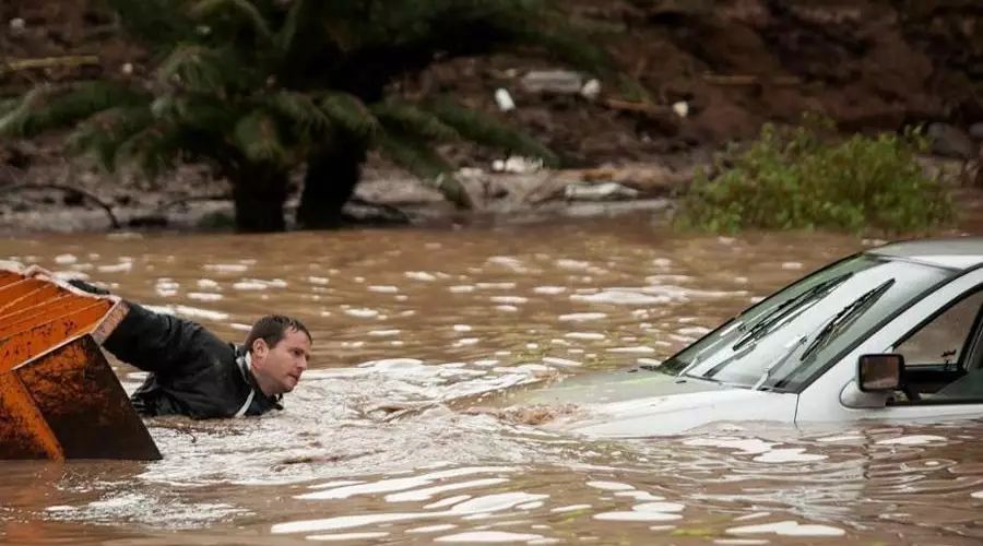 及时判断路况尽量避免涉水驾驶