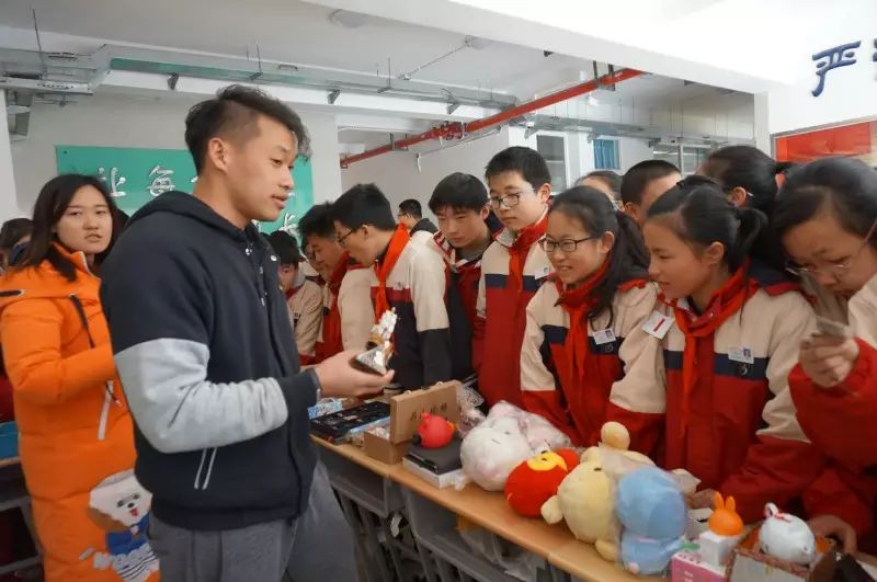 3月3日中午,浦兴中学开展了"爱心,让生活更美好"为主题的学雷锋义卖