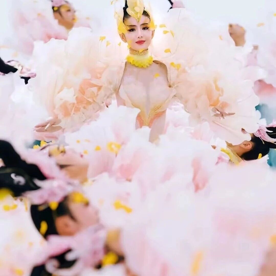 佟丽娅河南春晚刷屏:女人最美是自我绽放