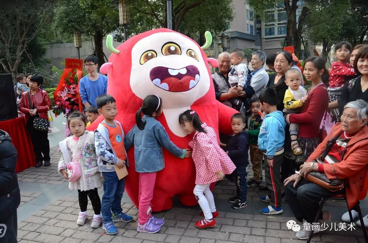 童画吉祥物童童与小朋友们互动