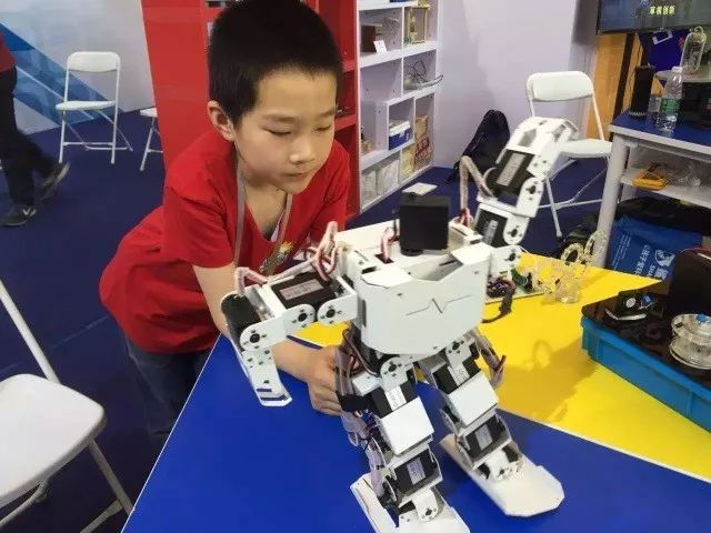 点子"创新发明设计竞赛二等奖 2015年 清华大学举办的世界教育机器人