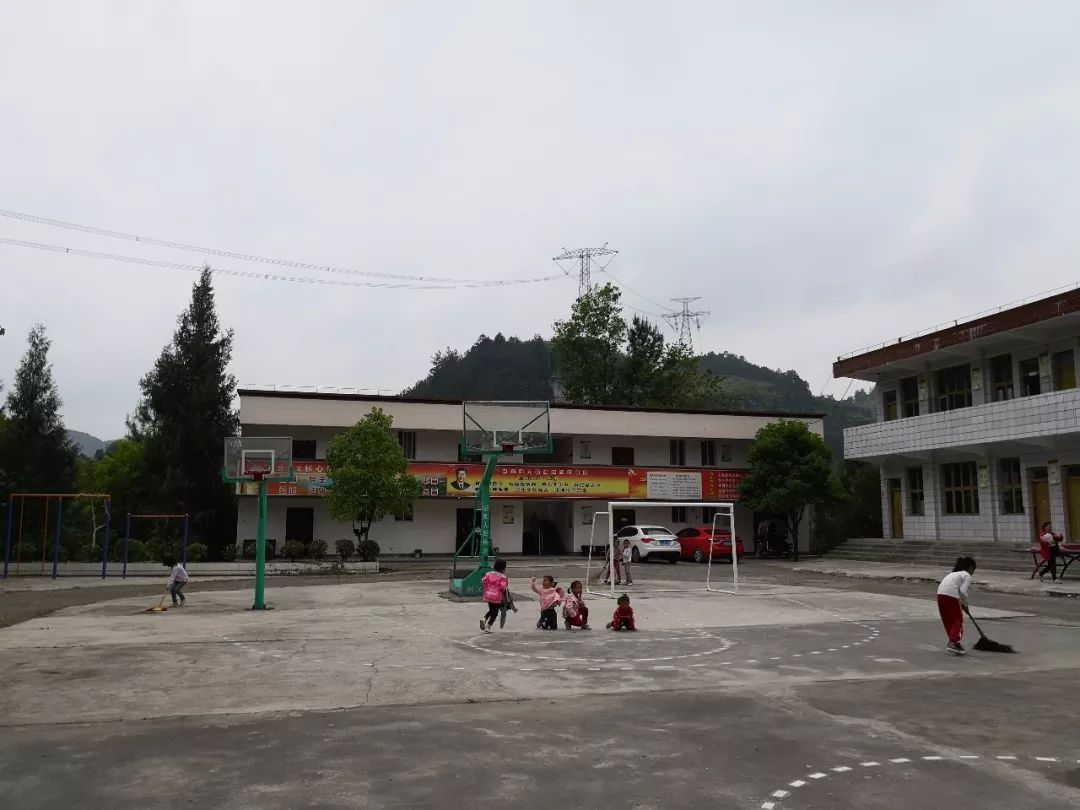 这批小书桌将发放到贵州遵义县流渡镇和平学校,瑞基学校,古龙坝小学
