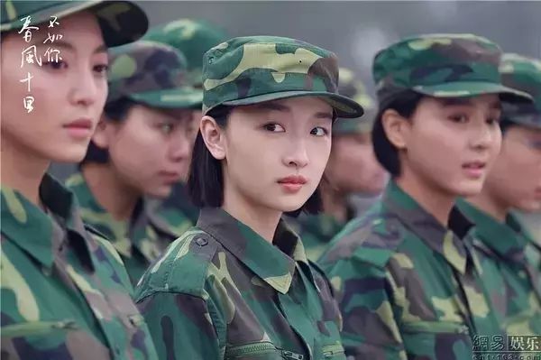 小红对秋水一见钟情