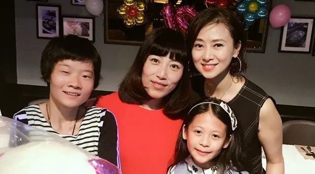 翁虹给女儿小水晶举办10岁爱心生日会