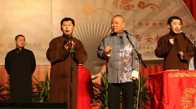 从左至右:岳云鹏、何云伟、郭德纲、李菁 。东方IC供图