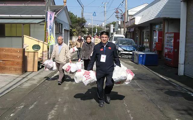 新闻资料图:陈光标在311东日本大地震灾区