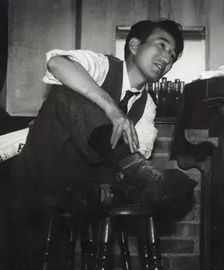 太宰治,1946年摄于银座的酒吧