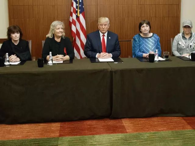 共和党总统候选人特朗普与多名克林顿性丑闻的女主角共同出席新闻发布会。东方IC供图