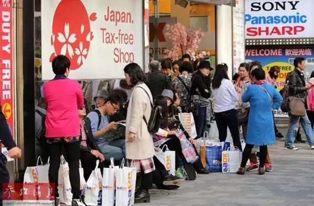 新闻图片:爆买成了近年中国游客出境游的主要特点