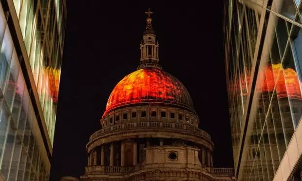 图八:映射这圣保罗穹顶上的火光。