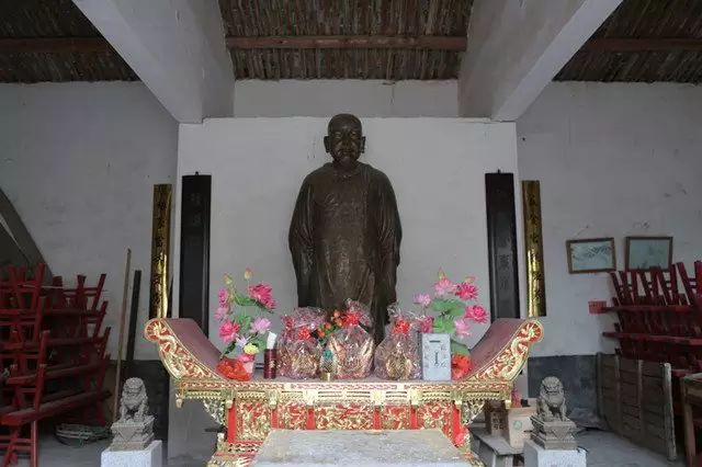 纪念馆内金满铜像