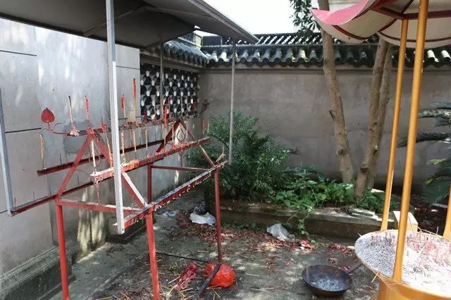 纪念馆内的香火