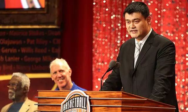 姚明在入选NBA名人堂典礼上发表演说