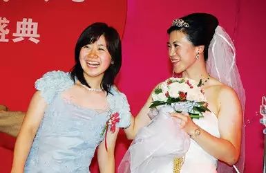 新闻资料图:王楠婚礼上,福原爱担任伴娘。