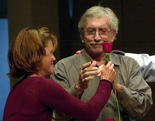2002年,纽约百老汇上演《山羊》,演员莎莉·菲尔德(SALLY FIELD)与爱德华·阿尔比。