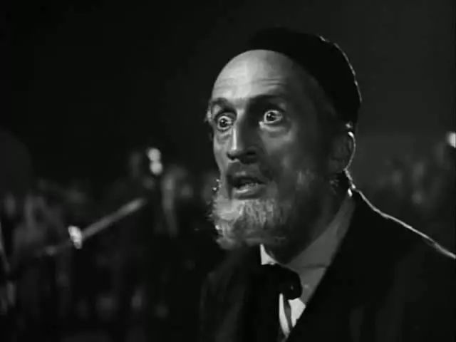 理查德·黑尔饰演的犹太拉比