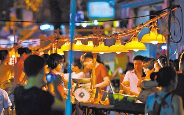 新闻资料图:热闹的广州夜市