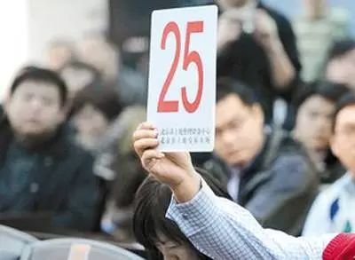 资料图:近年国内土地拍卖现场,国企成主角