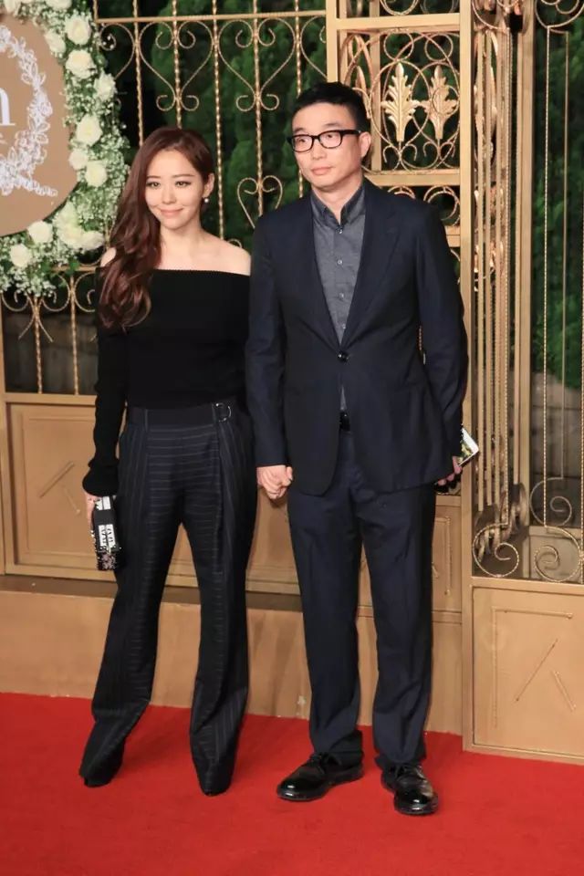 2015年张靓颖与冯轲出席黄晓明夫妇婚礼