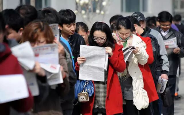 新闻资料图:年轻的求职者