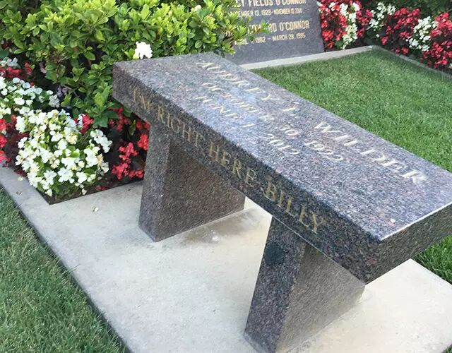 比利·怀尔德妻子的墓碑(作者供图)