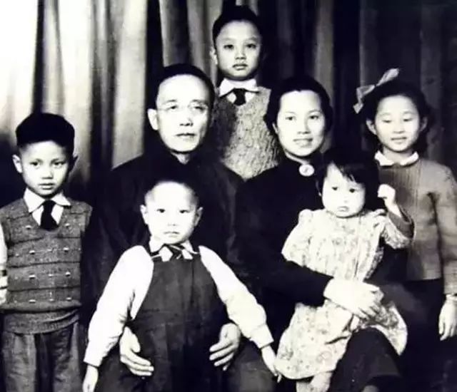 1937年郭沫若回国,与于立群结婚,婚后生下四子两女