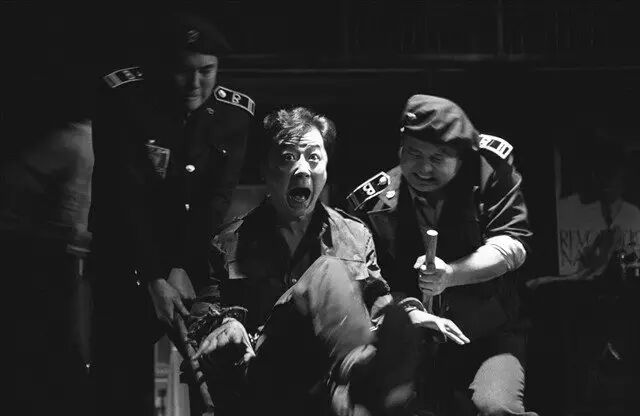 1997-12-26. 《死无葬身之地》,摄影:李晏