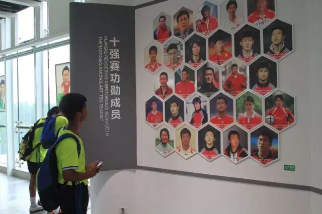 沈阳足球之都博物馆内的参观者