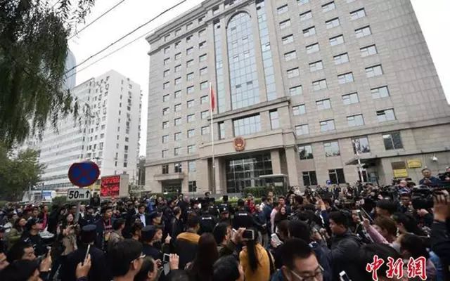 王宝强马蓉离婚案10月18日下午举行庭前会议,北京朝阳法院门口被媒体和围观者拥堵。