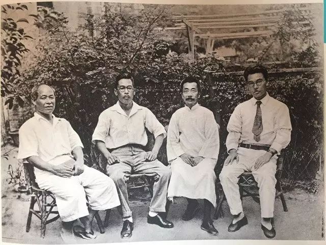 鲁迅在千爱里避难时与内山完造(左一)等日本友人合影,1934年8月29日摄于完造寓所前