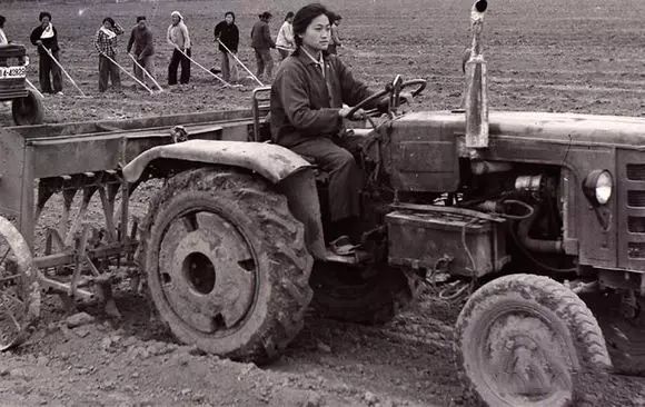 资料图:1970年代女拖拉机手