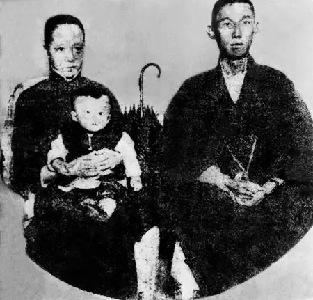 1916年,蔡锷赴日本就医前,与侧室潘蕙英、幼子蔡永宁合影