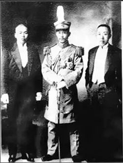 1915年蔡锷(中)与戴戡(左)、陈国祥(右)在天津密谋讨袁时合影