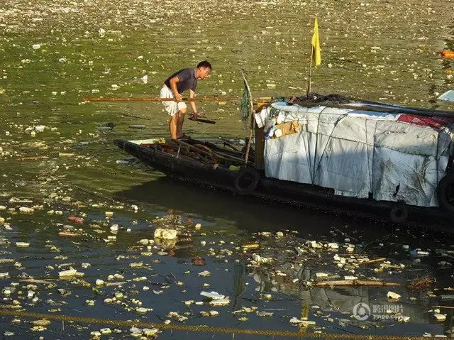 工人打捞漂浮物