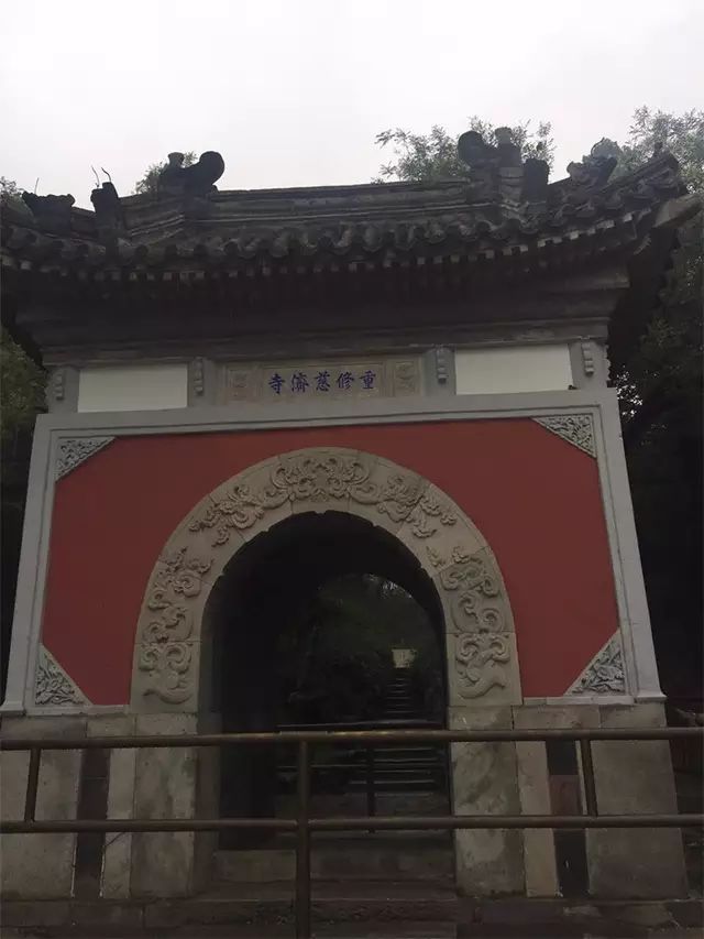 慈济寺山门正对的高地,即斯诺墓