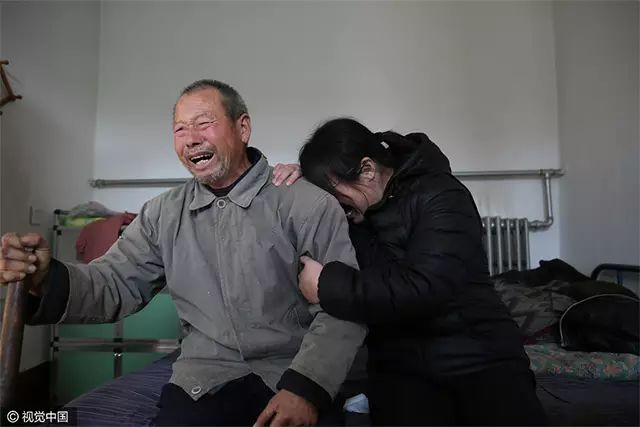 2016年12月2日,河北石家庄,在得知聂树斌被改判无罪后,聂树斌父亲与聂树斌姐姐放声大哭
