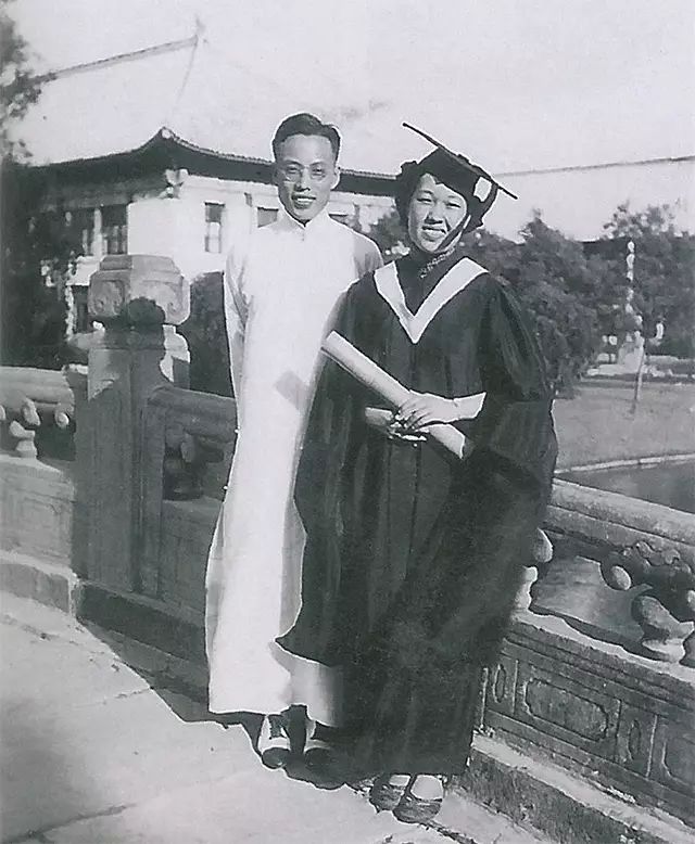 1938年侯仁之与夫人张玮瑛在燕京大学校友桥