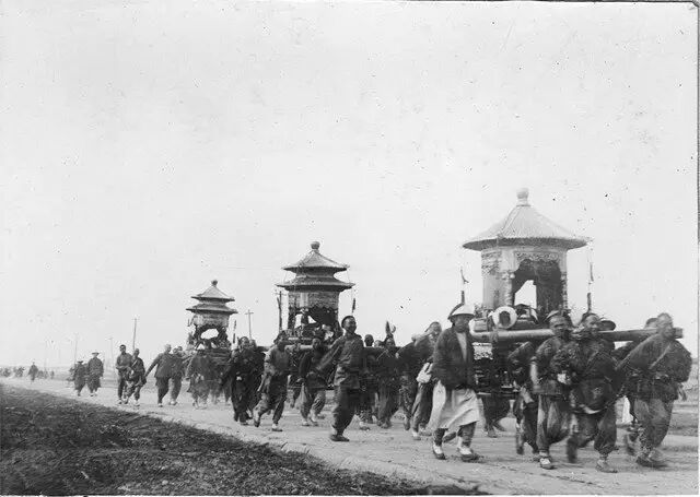 抬着黄亭的队伍,1905年