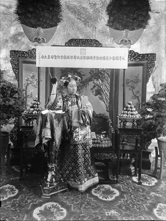 慈禧太后簪花像,1903年,勋龄摄
