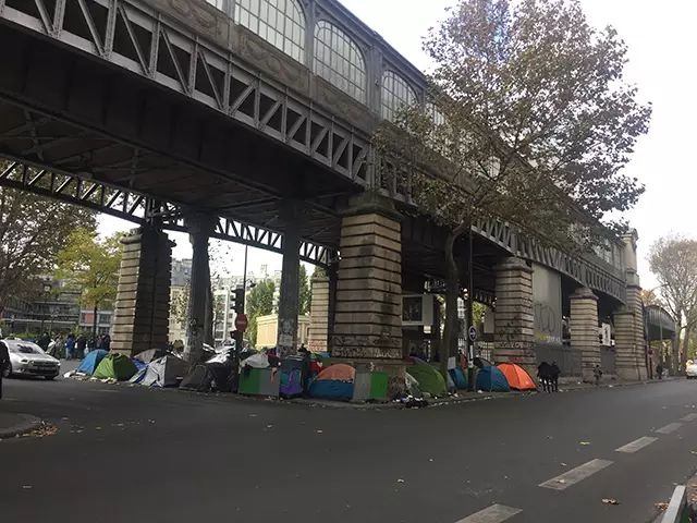巴黎19区城铁桥下的阿富汗难民帐篷 (作者供图)