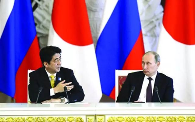 新闻视频截图:2015年4月29号,安倍访俄之后与普京共同会见记者并答记者问。