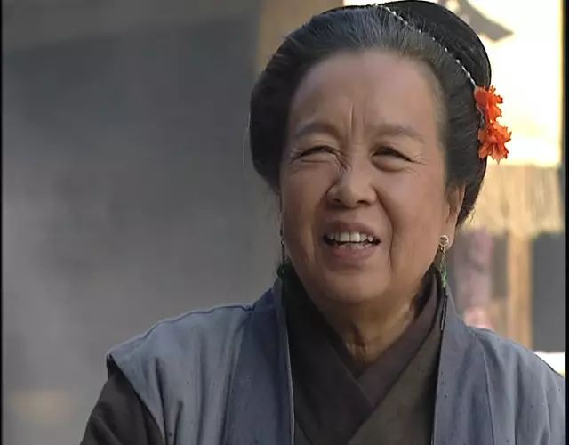 1998版电视剧《水浒传》中李明启扮演的王婆