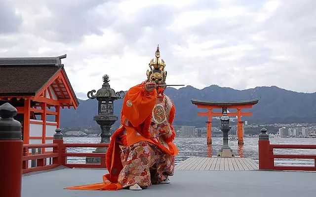 日本广岛严岛神社上演的《兰陵王入阵曲》