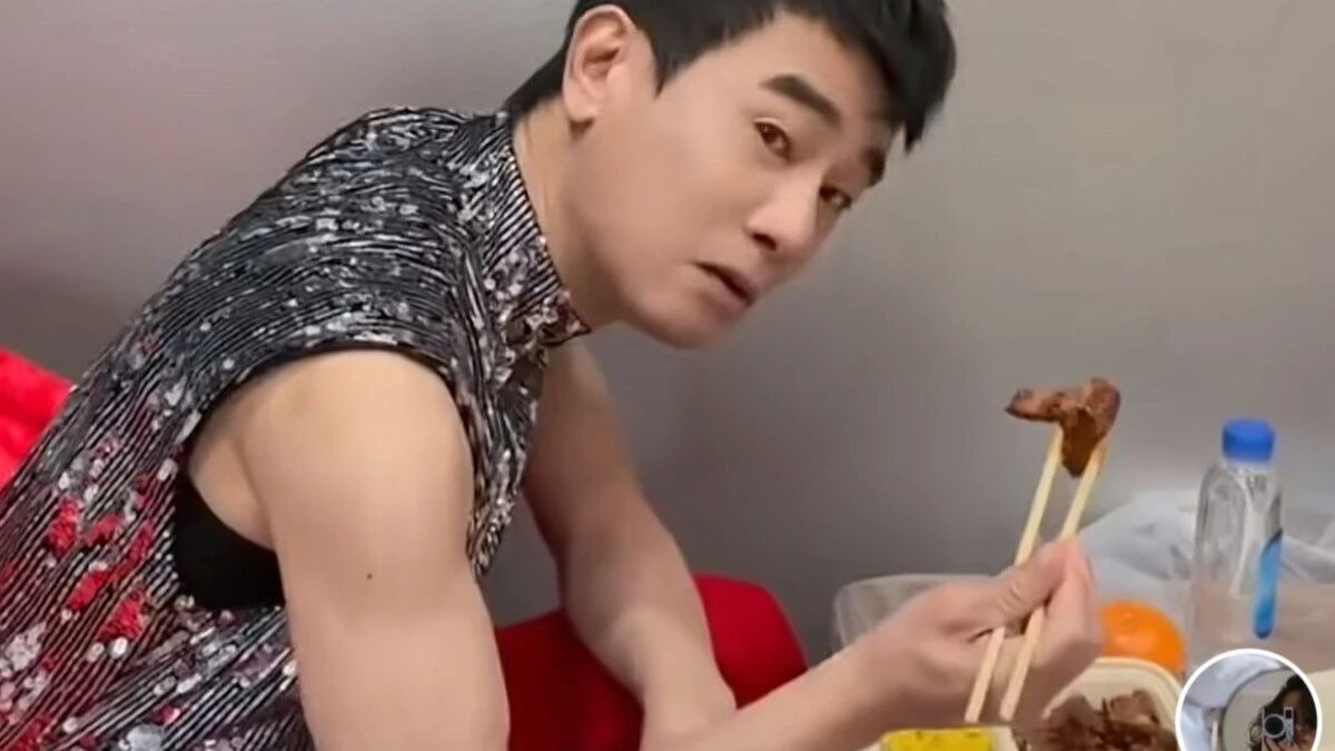 陈小春上春晚,在后台吃盒饭,边吃边点头