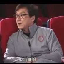 成龙自述:当年被黑社会围堵,手拿两把菜刀要拼命