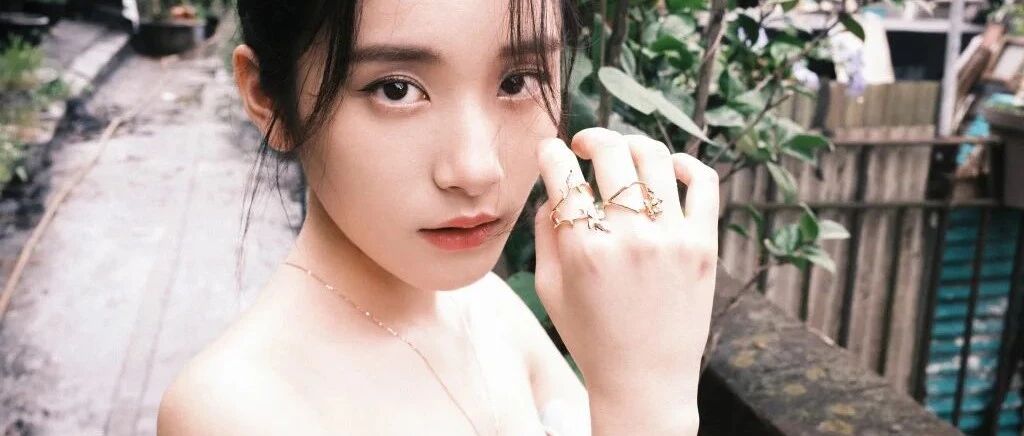 新生代小花范诗然来势汹汹,抹胸裙写真养眼,她是你喜欢的类型吗?