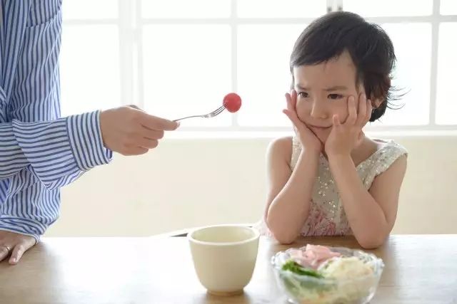 日本插画师麻麻献绝招，专治熊孩子各种不好好吃饭！