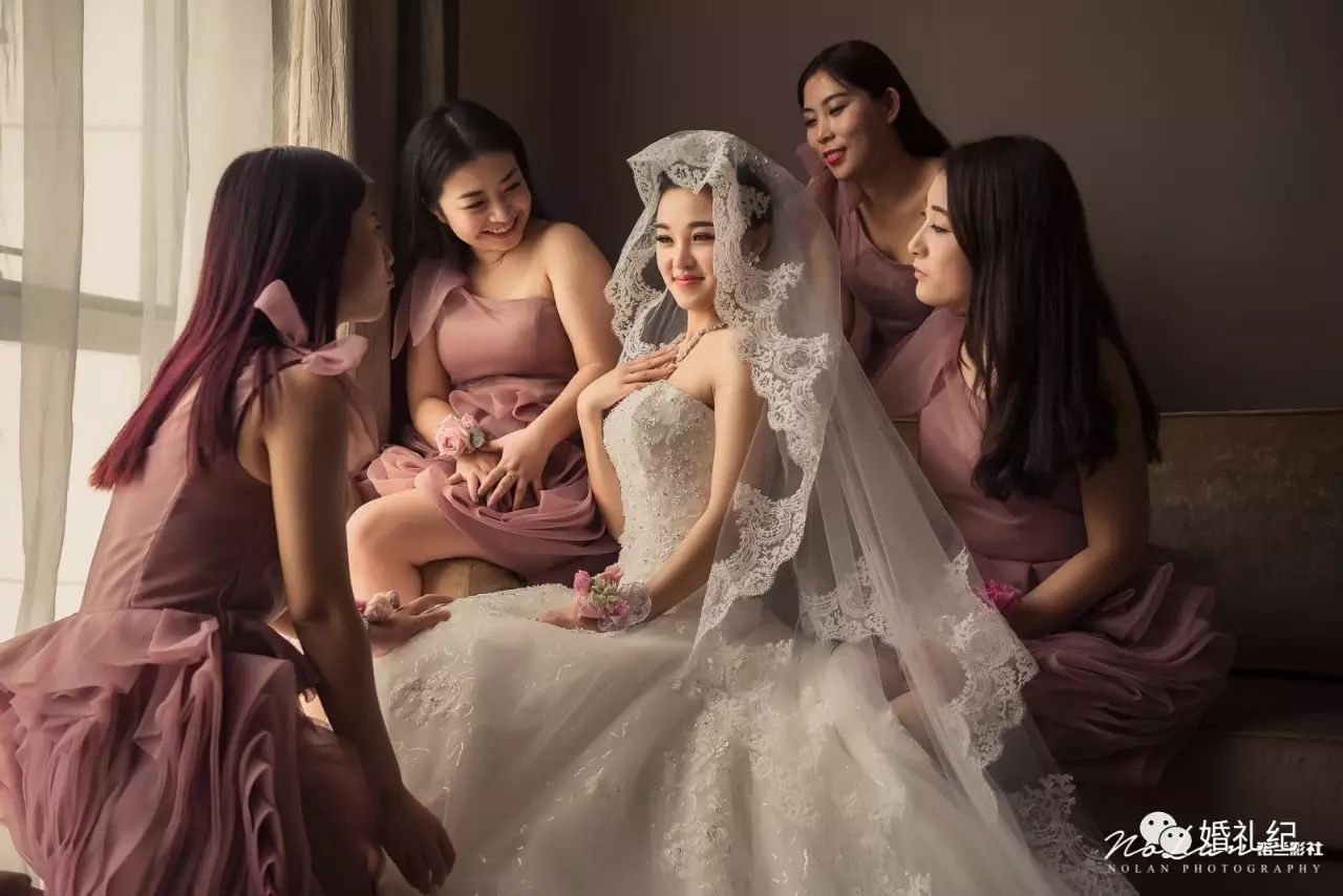 婚礼跟拍师都想收藏的伴娘合影创意指南,收!