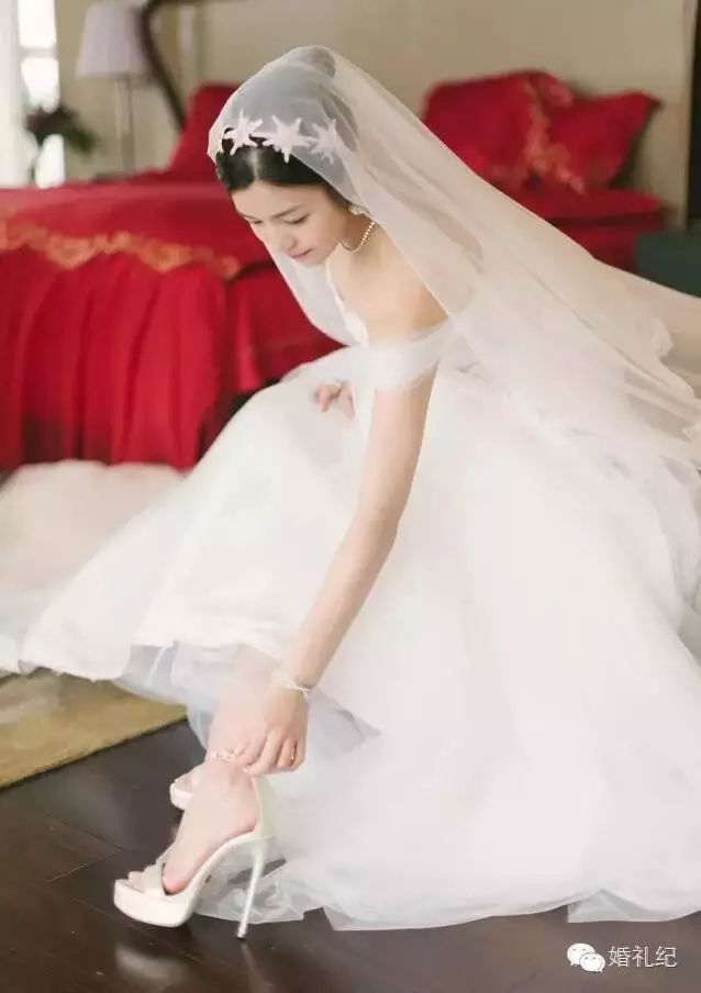 陈妍希穿婚纱时搭配的婚鞋,来自意大利品牌菲拉格慕